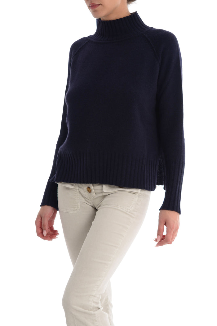 Maglia Blu Navy con Collo a Cratere e Dettaglio Raglan 1