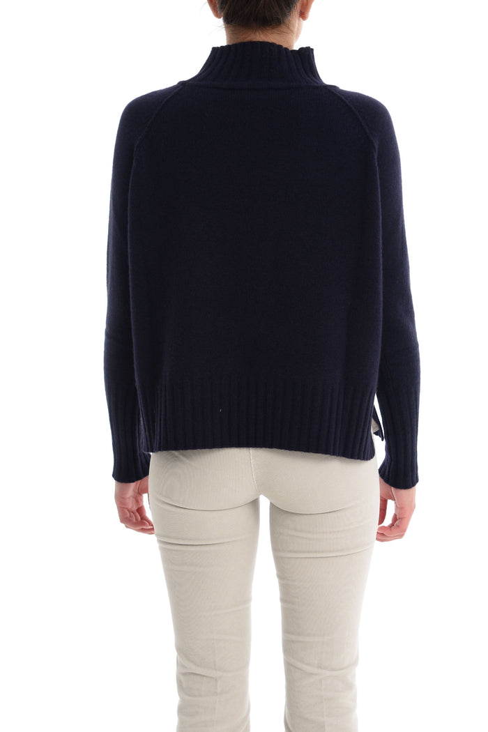 Maglia Blu Navy con Collo a Cratere e Dettaglio Raglan 4