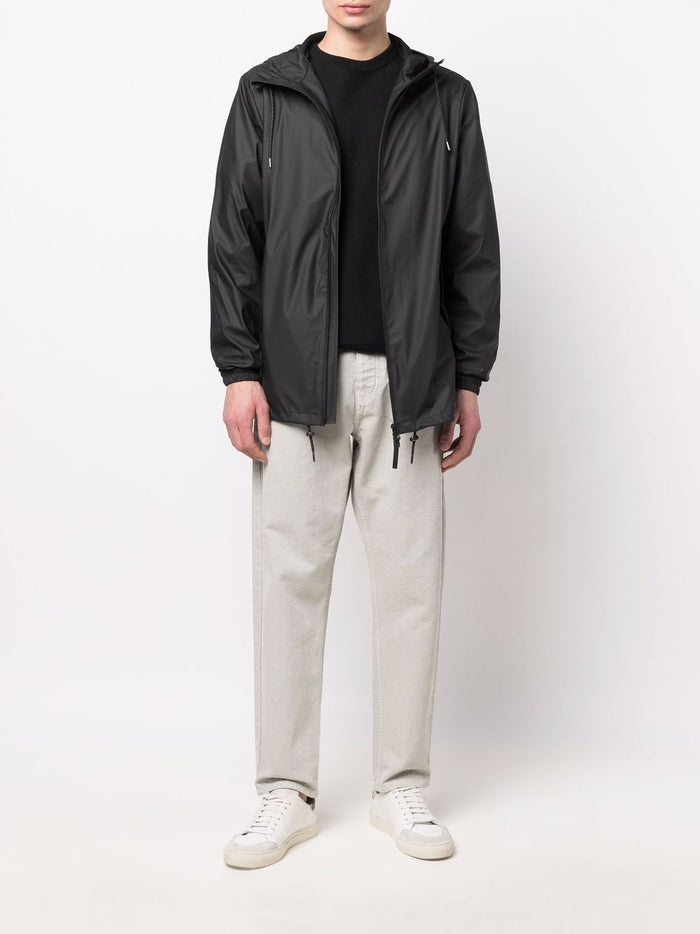 Schwarzer Unisex-Regenmantel mit Kapuze von Rains 2