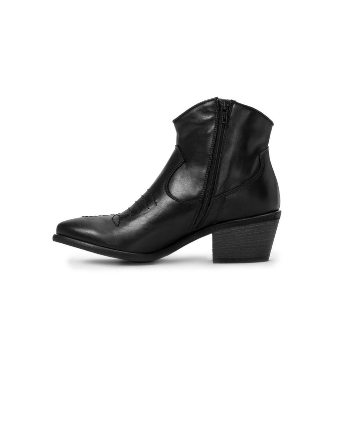 Je T'Aime Pointed Texan Boot in Black Leather 3