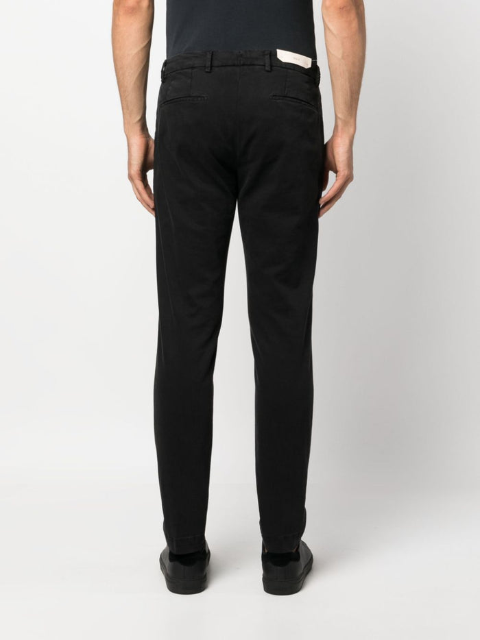 Black trousers with side and back pockets, in cotton and elastane 3