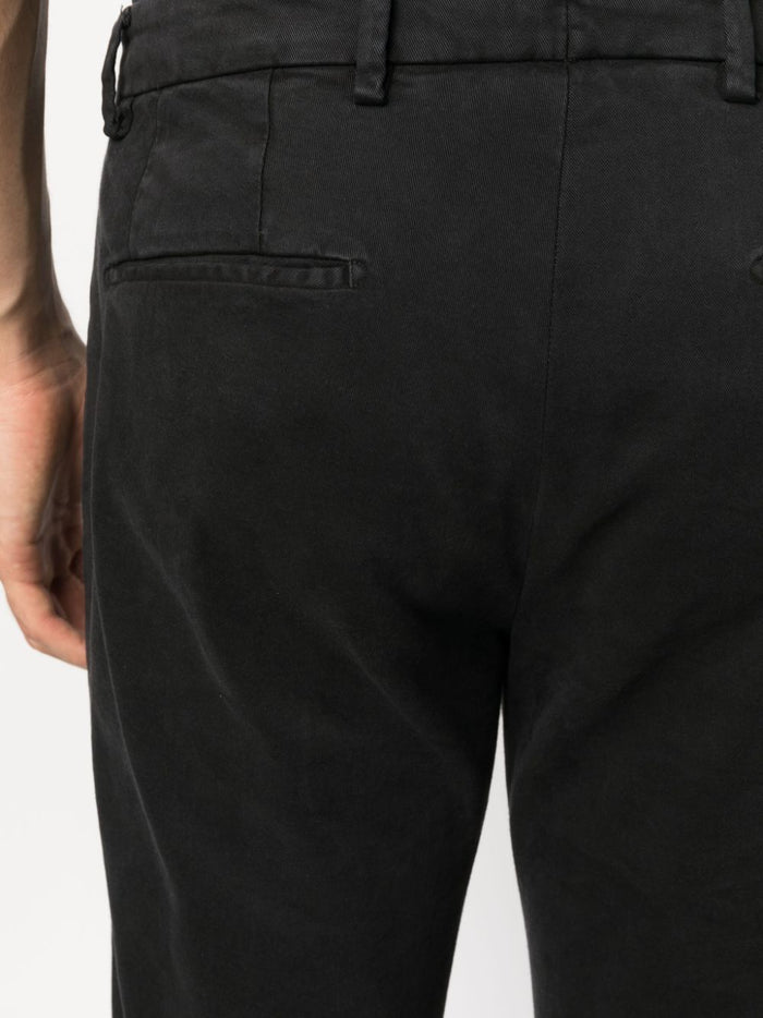 Black trousers with side and back pockets, in cotton and elastane 4